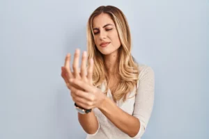Woman experiencing numbness and tingling sensation in palm and fingers